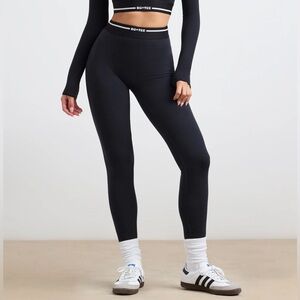 necessite high waisted leggings + sport bra bo+tee black/white
SET